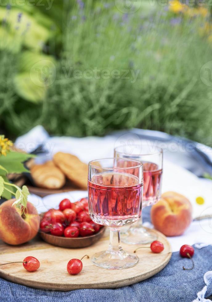 set per picnic su coperta in campo di lavanda foto