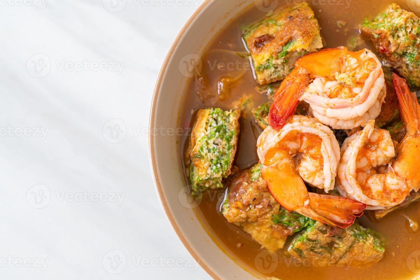 zuppa acida di pasta di tamarindo con gamberi e frittata di verdure foto