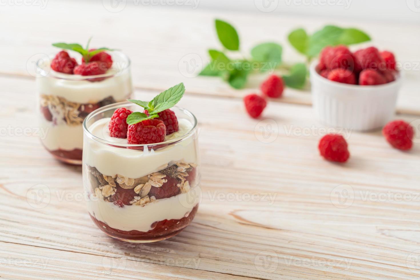 lampone fresco e yogurt con muesli foto