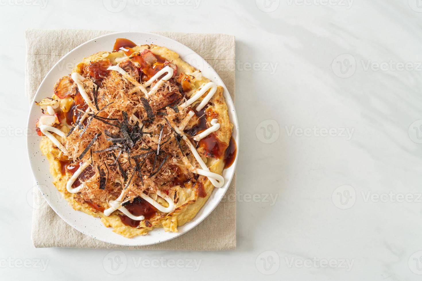 pizza tradizionale giapponese chiamata okonomiyaki foto