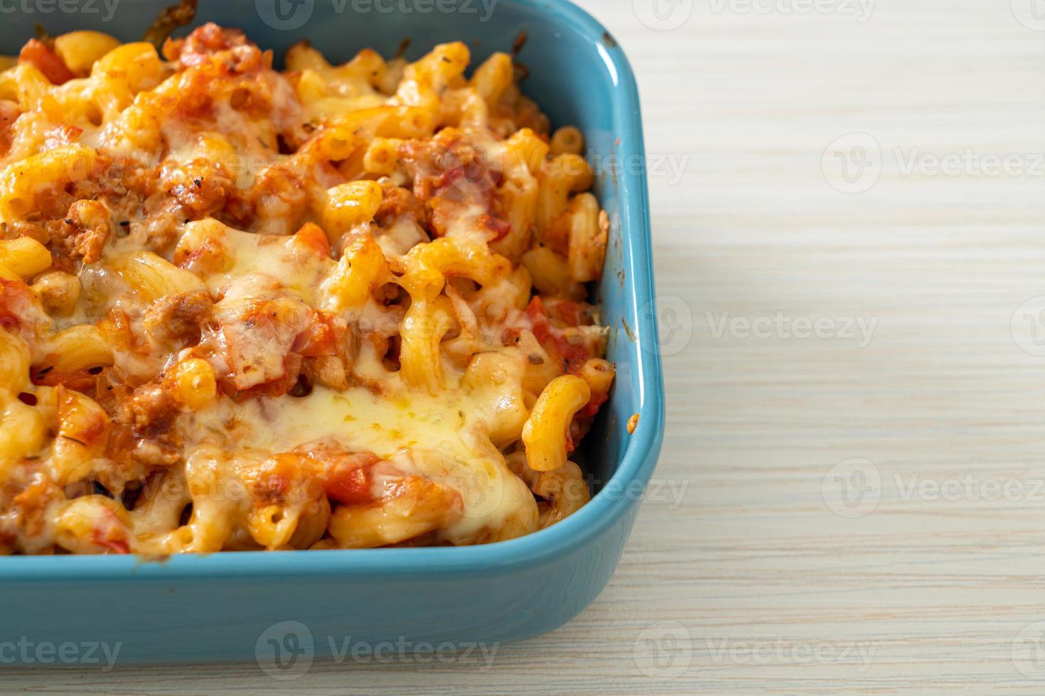 maccheroni fatti in casa alla bolognese con formaggio foto