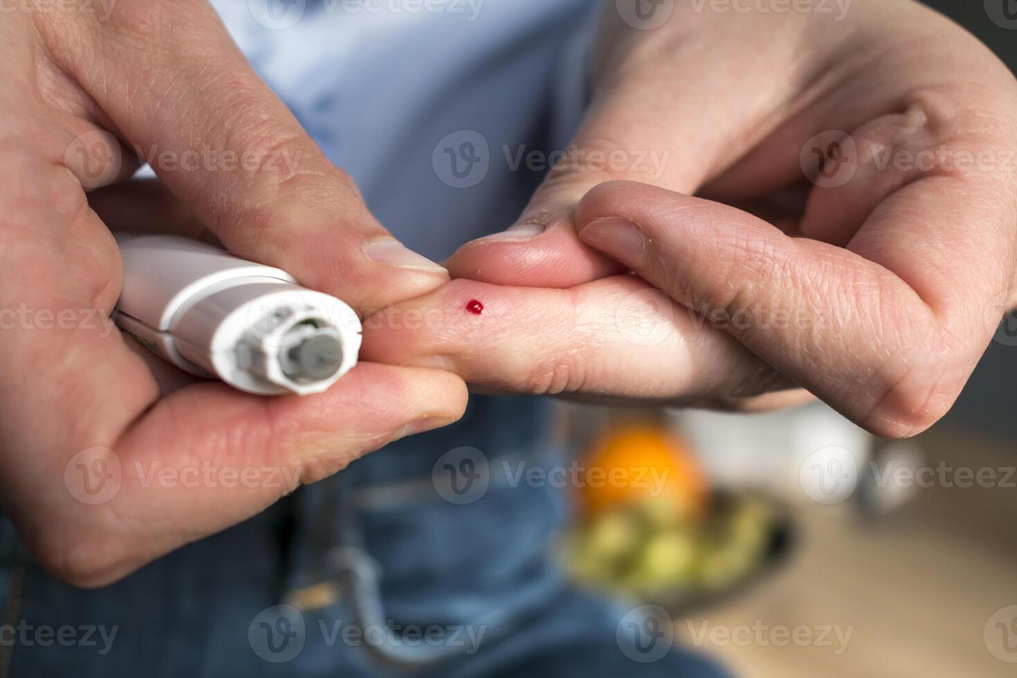 donna pungere sua dito per dai un'occhiata sangue glucosio livello con glucometro, test sangue glucosio per diabete foto