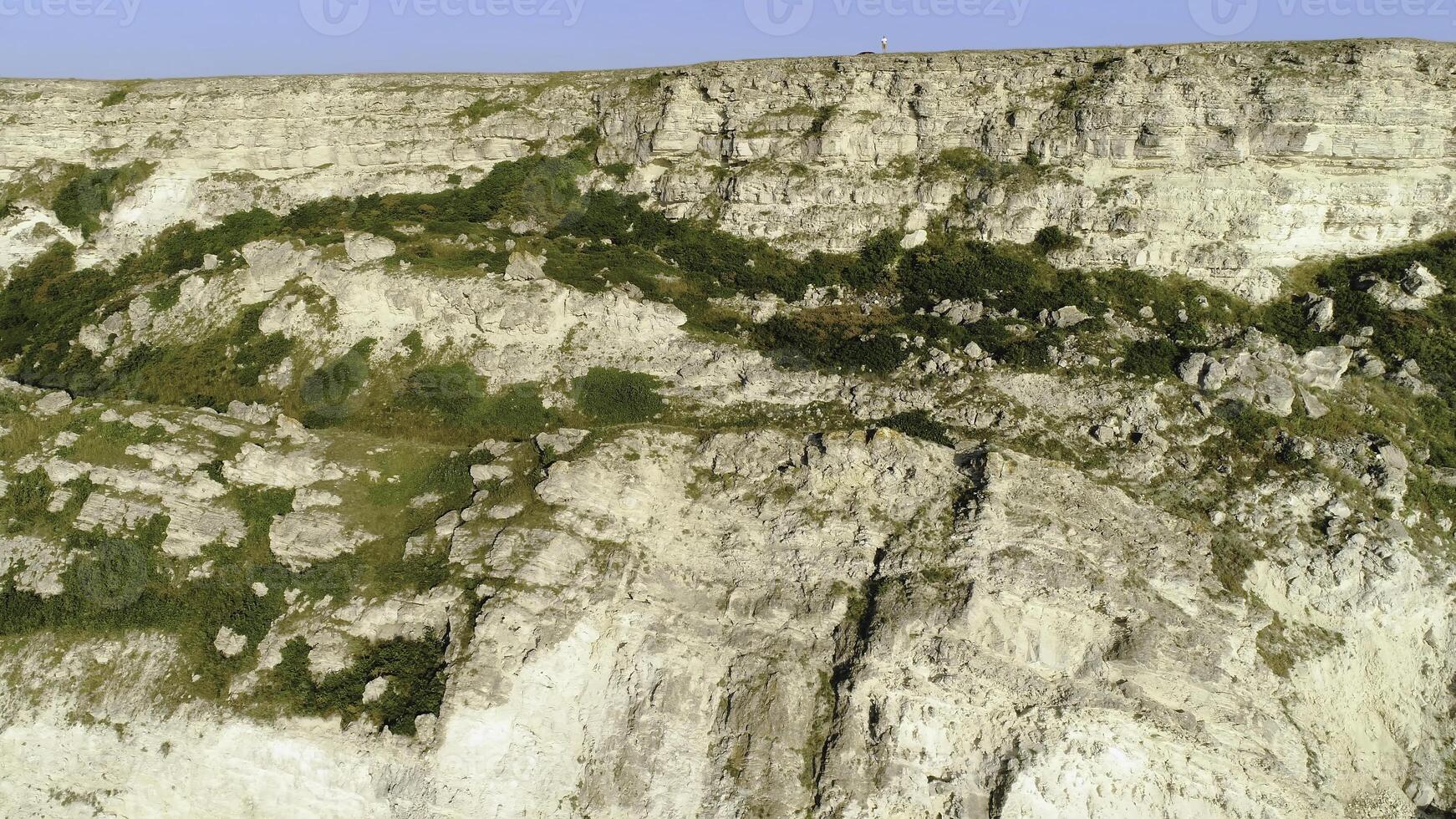 incredibile superiore Visualizza di il roccioso terreno nel estate. sparo. bellissimo Visualizza di il rocce su un' soleggiato giorno foto