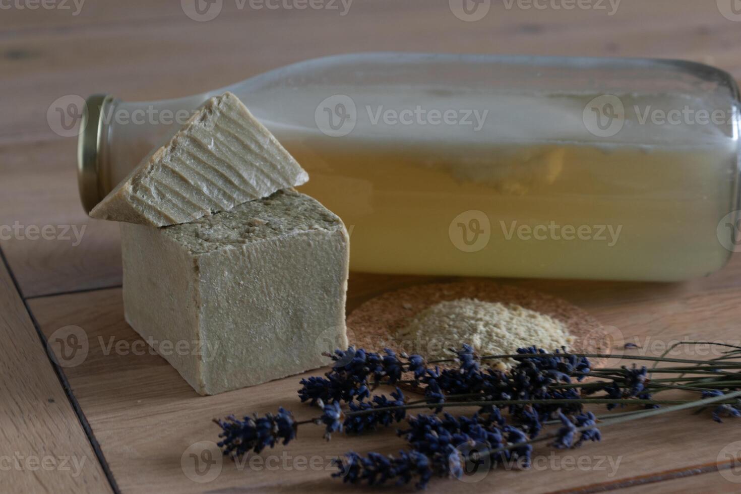 fatti in casa lavanderia, marsiglia grattugiato sapone, Fai da te, fare esso te stesso, zero sciupare, eco amichevole, naturale Prodotto per lavare e pulizia con lavanda foto