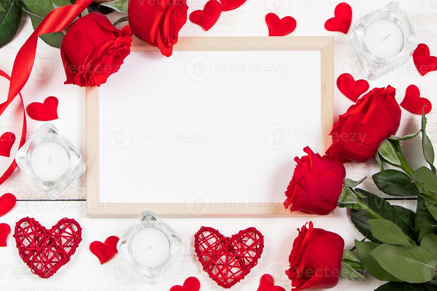 rosso Rose e cuori su un' bianca di legno sfondo. San Valentino giorno, posto per testo. foto