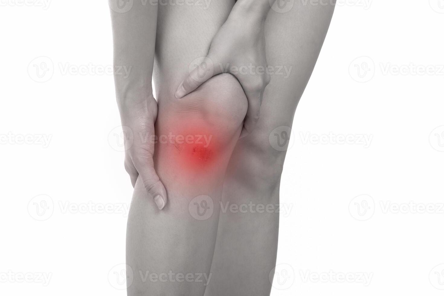 donna con ginocchio sensazione dolore su bianca sfondo foto