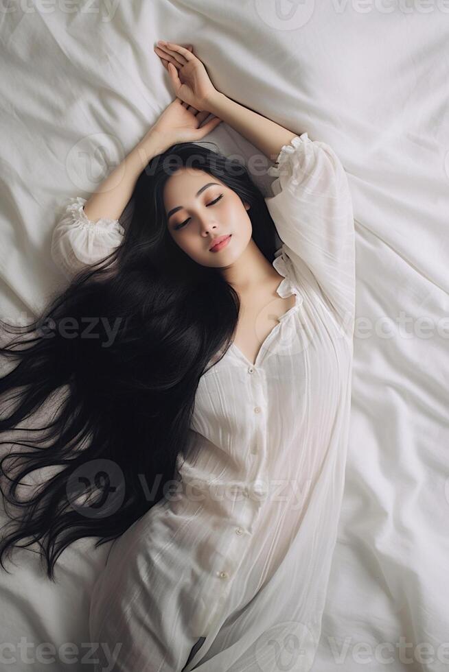 ai generativo giovane asiatico attraente donna addormentato nel morbido bianca cuscino e letto su superiore Visualizza con bianca camicia pigiama e stelle coperta bene notte dormire rilassante e sentire calma concetto godere letto foto