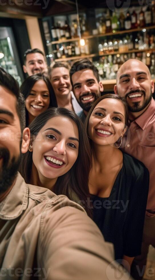 ai generativo gruppo di amici indossare protezione maschera a il ristorante giovane contento persone festeggiare assunzione un' autoscatto con smartphone persone tecnologia e nuovo normale stile di vita concetto foto