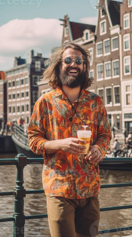 ai generativo contento turista assunzione autoscatto immagine nel amsterdam Olanda allegro uomo utilizzando inteligente mobile Telefono dispositivo al di fuori alunno viaggiatore godendo estate europeo vacanza vita stile t foto