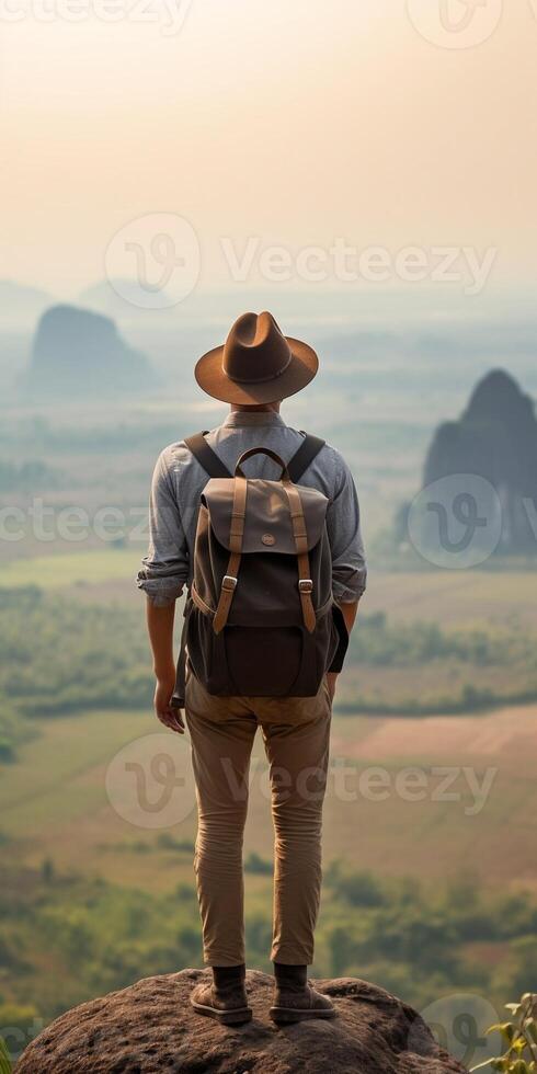 ai generativo escursionista abbracciare il suo zaino guardare a il paesaggio foto