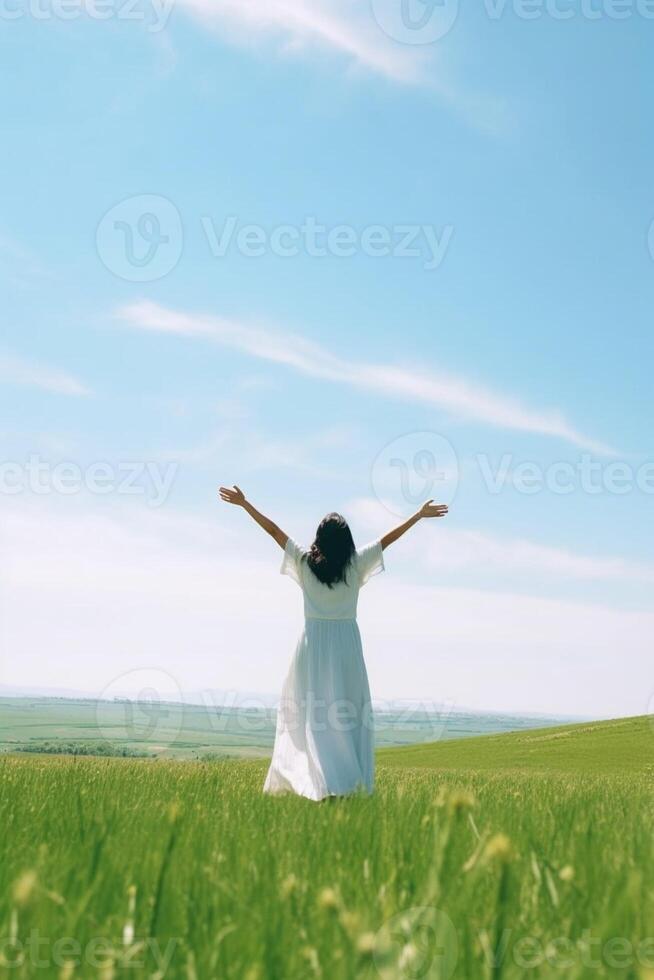 ai generativo sentire gratuito e spensierato ragazza su un' prato nel il nazione lei solleva sua braccia per il cielo mentre lei è sorridente stile di vita concetto foto