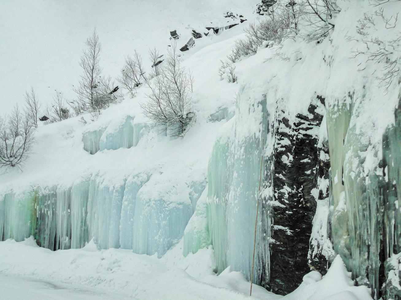 cascata ghiacciata e ghiaccioli, bellissimo paesaggio in norvegia. foto