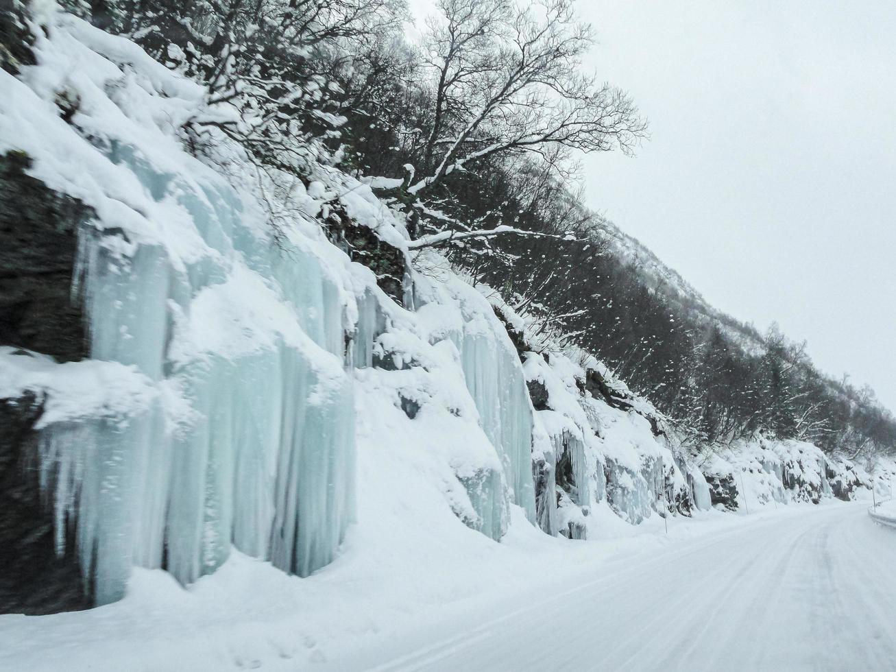 cascata ghiacciata e ghiaccioli, bellissimo paesaggio in norvegia. foto