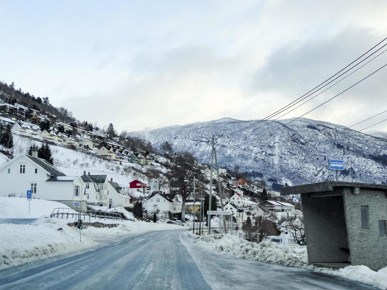 strada innevata attraverso hermansverk, leikanger, sogndal, norvegia. paesaggio invernale. foto