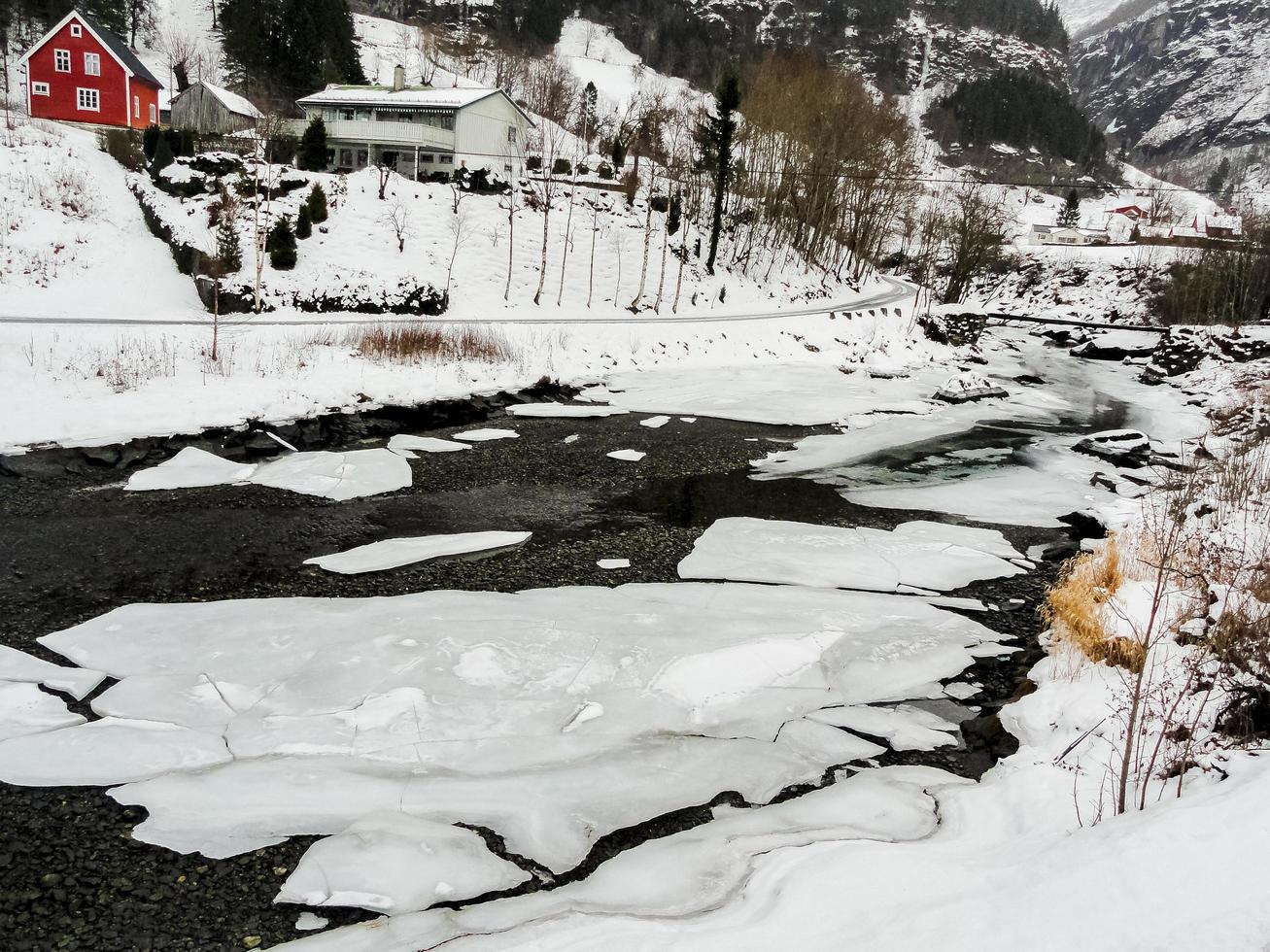 paesaggio invernale fiume ghiacciato lago fiordo, banchi di ghiaccio, norvegia. foto