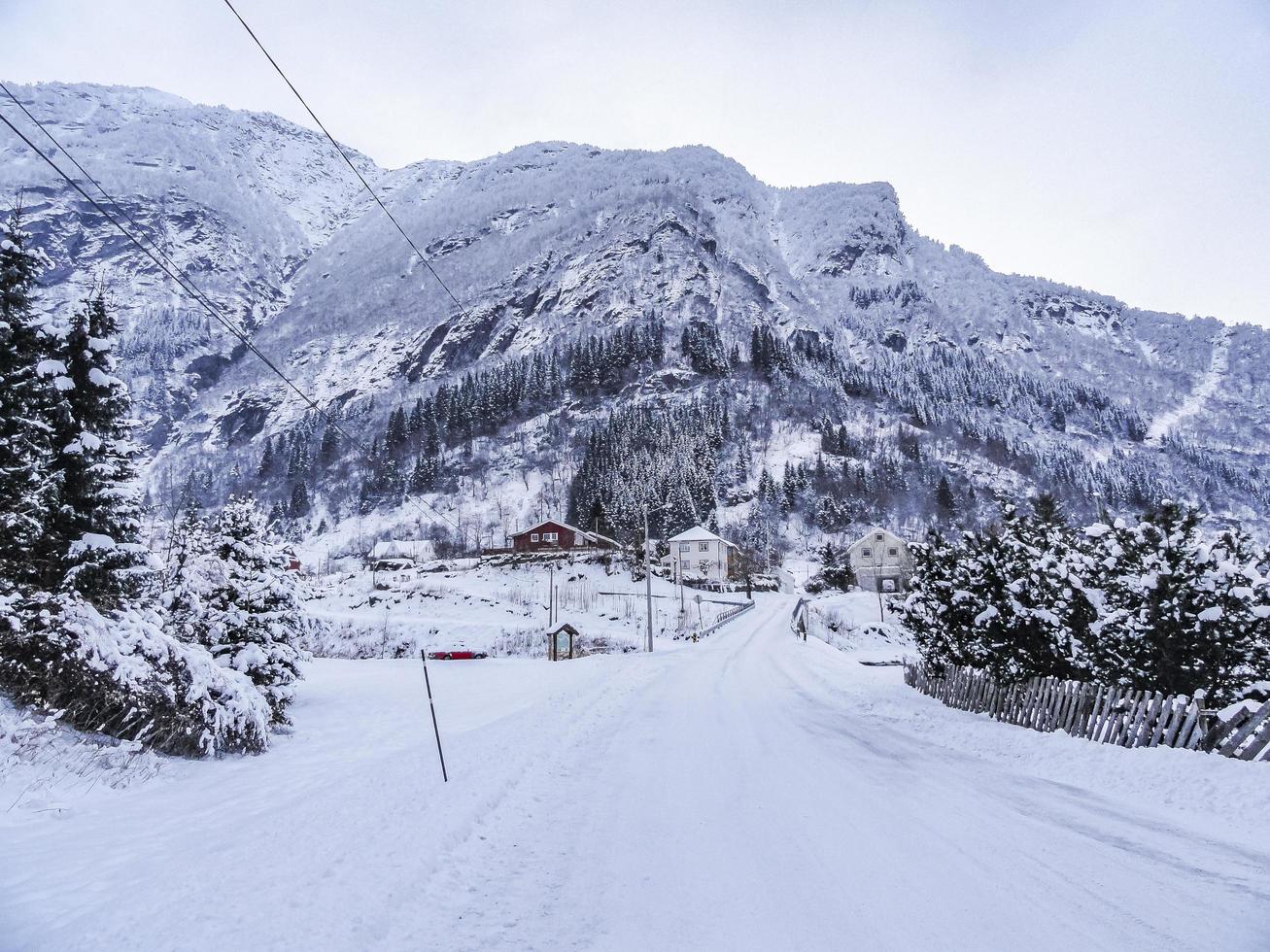 guidando attraverso la strada innevata e il paesaggio in norvegia. foto