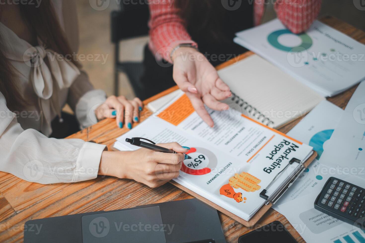 gruppo di uomini d'affari analisi riepilogo grafico rapporti di spese operative aziendali e dati di lavoro sui rendiconti finanziari dell'azienda. foto