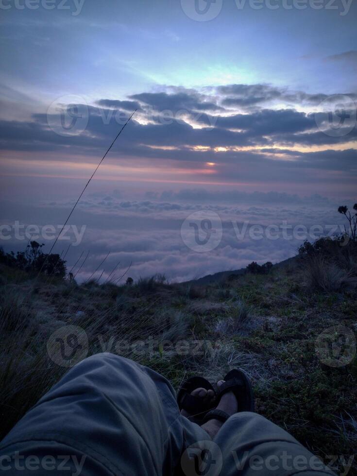 silhouette di un' montagna scalatore contro un' bellissimo tramonto sfondo foto