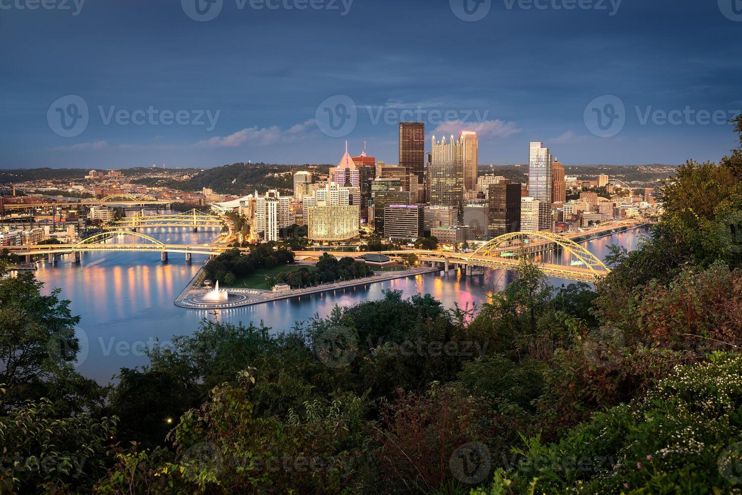 Pittsburgh orizzonte di notte foto