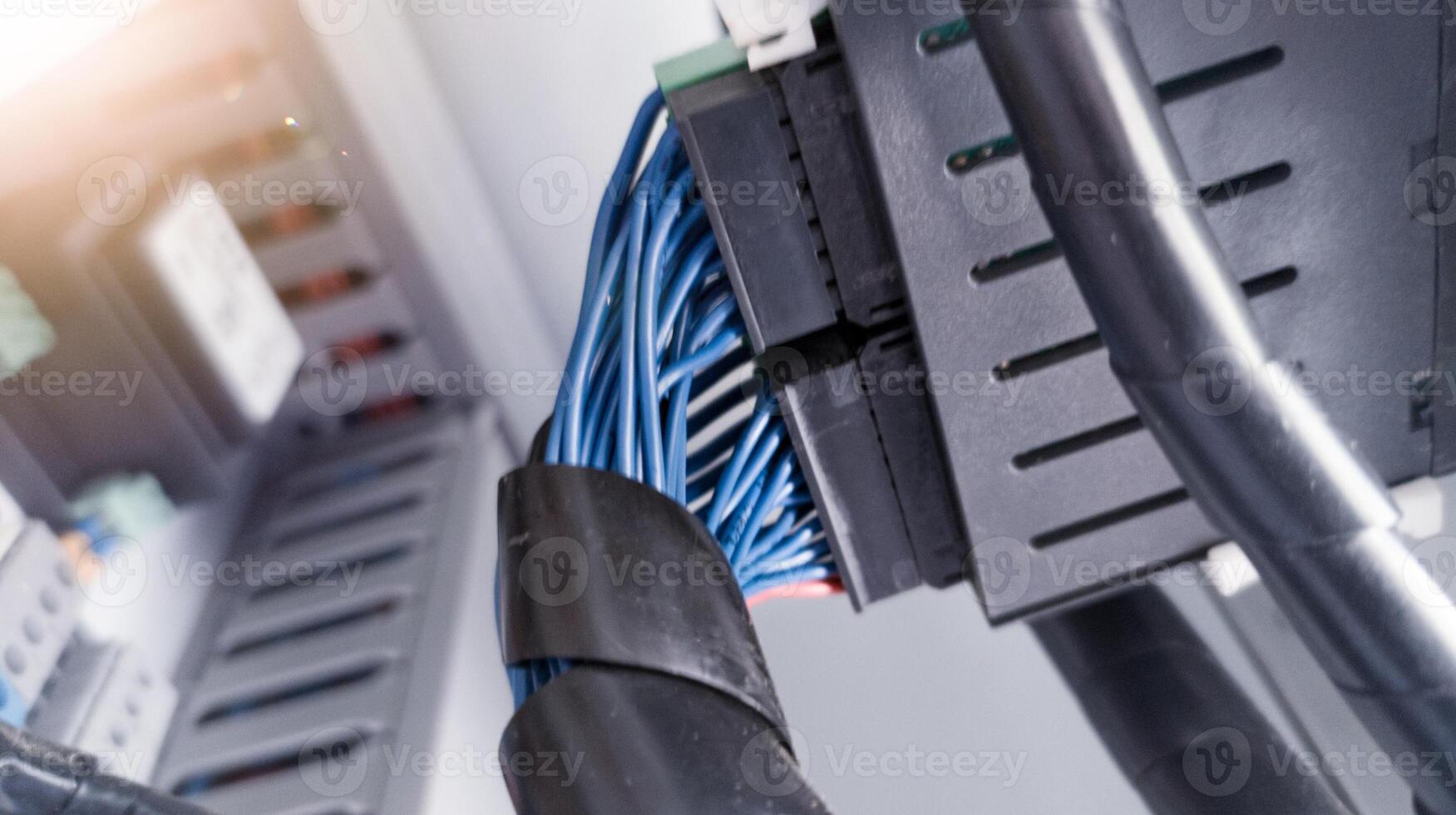 circuito cavi dc controllo connessione su il modulo controllo, cablaggio cavi con spirale isolamento. foto