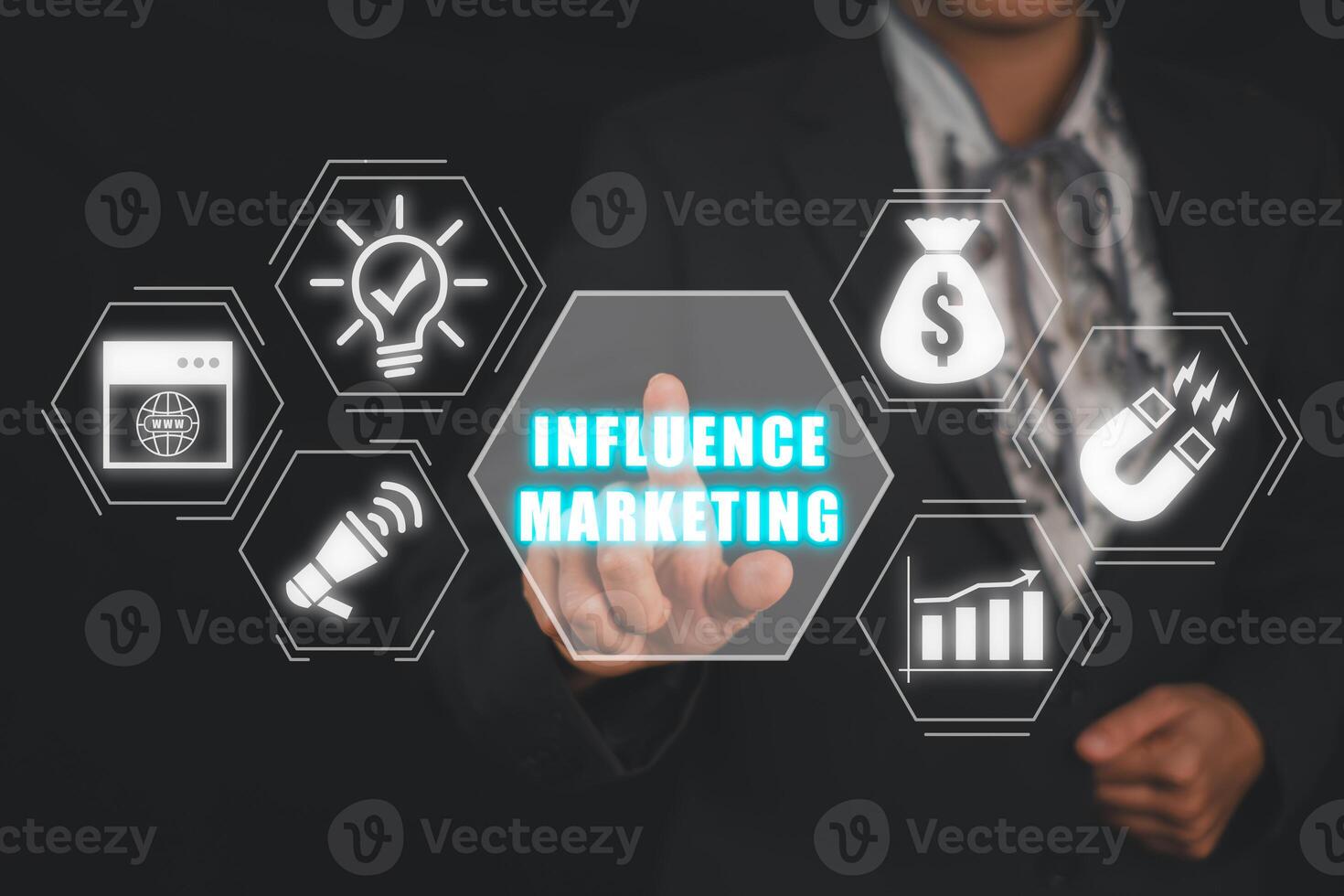 influenza marketing concetto, attività commerciale donna mano toccante influenza marketing icona su virtuale schermo. foto