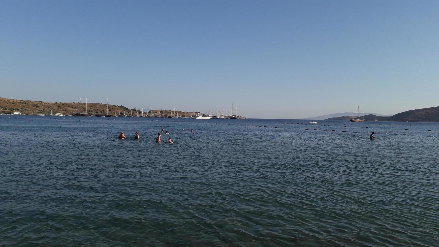 gumbet, turchia, 2020 - panorama della spiaggia e della spiaggia a bodrum foto