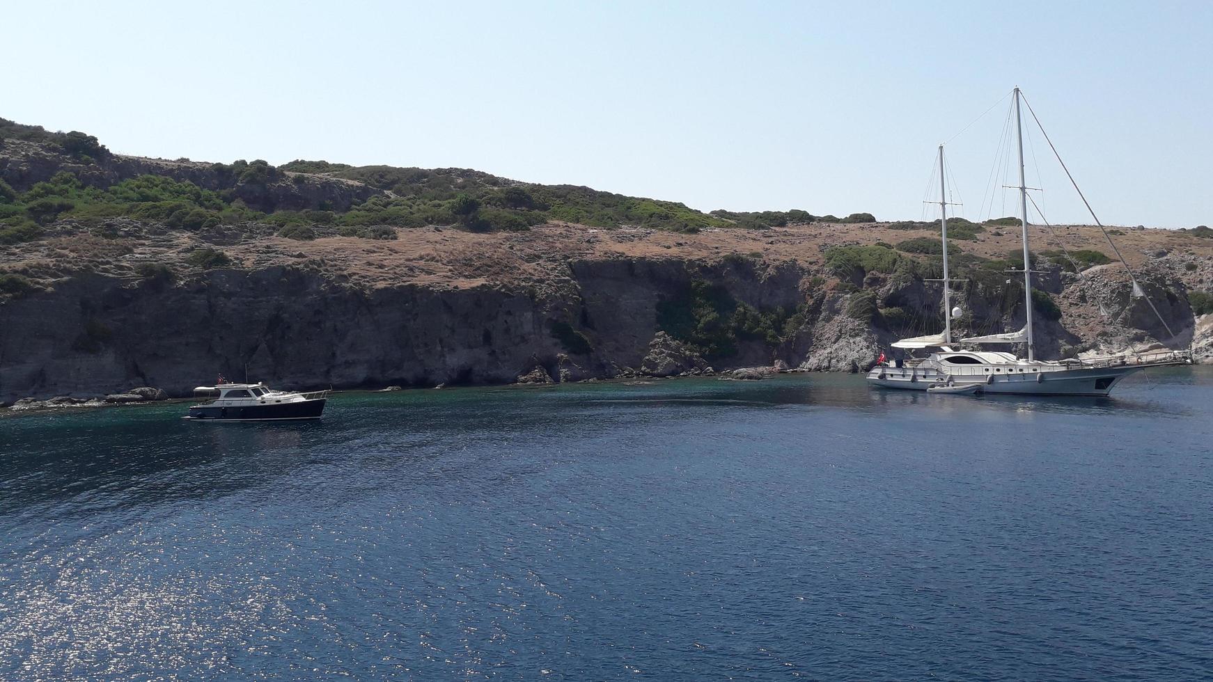 bodrum, turchia, 2020 - yacht parcheggiati nel porto turistico foto