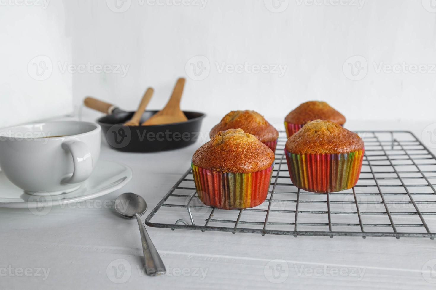 cupcakes fatti in casa e tazza di caffè sul tavolo bianco foto