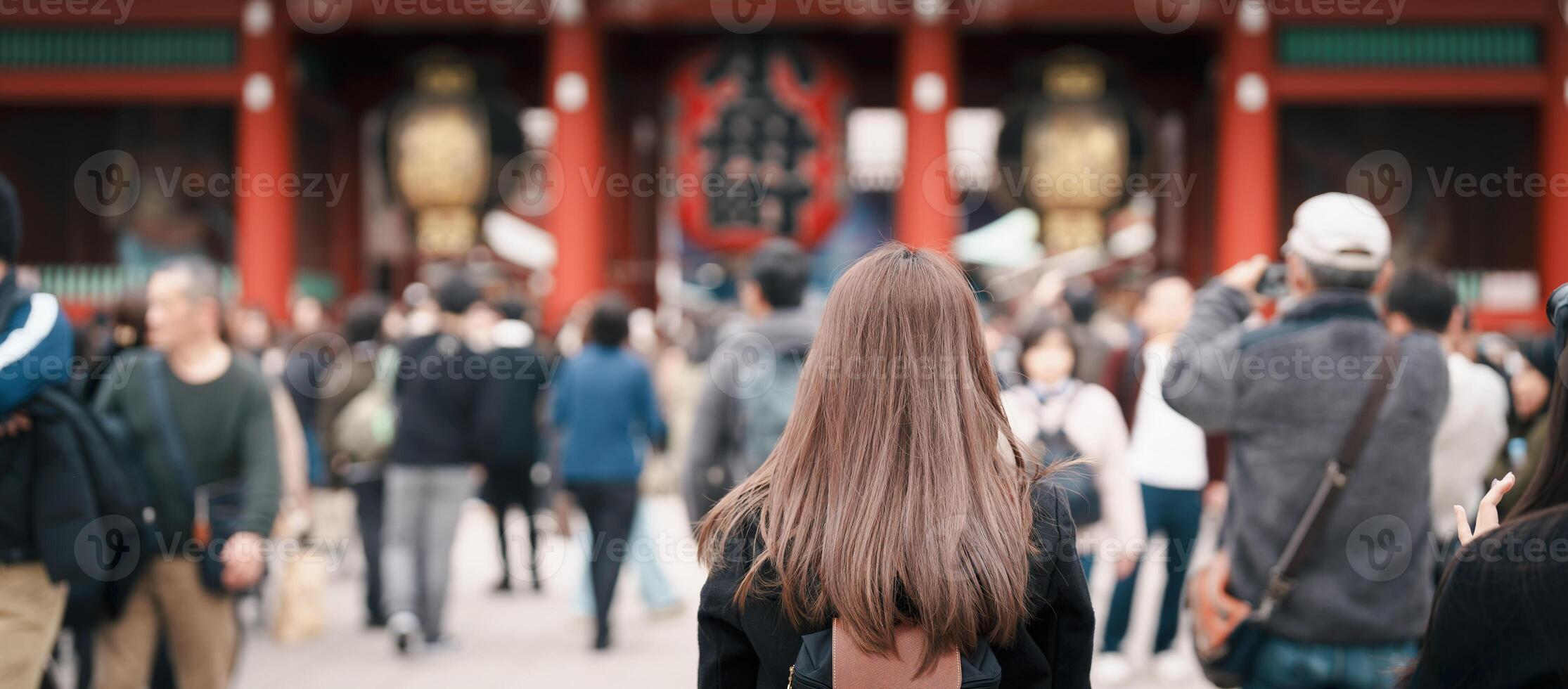 turista donna visitare sensoji tempio o asakusa kannon tempio è un' buddista tempio collocato nel Asakusa, tokyo Giappone. giapponese frase su rosso lanterna si intende tuono cancello. foto