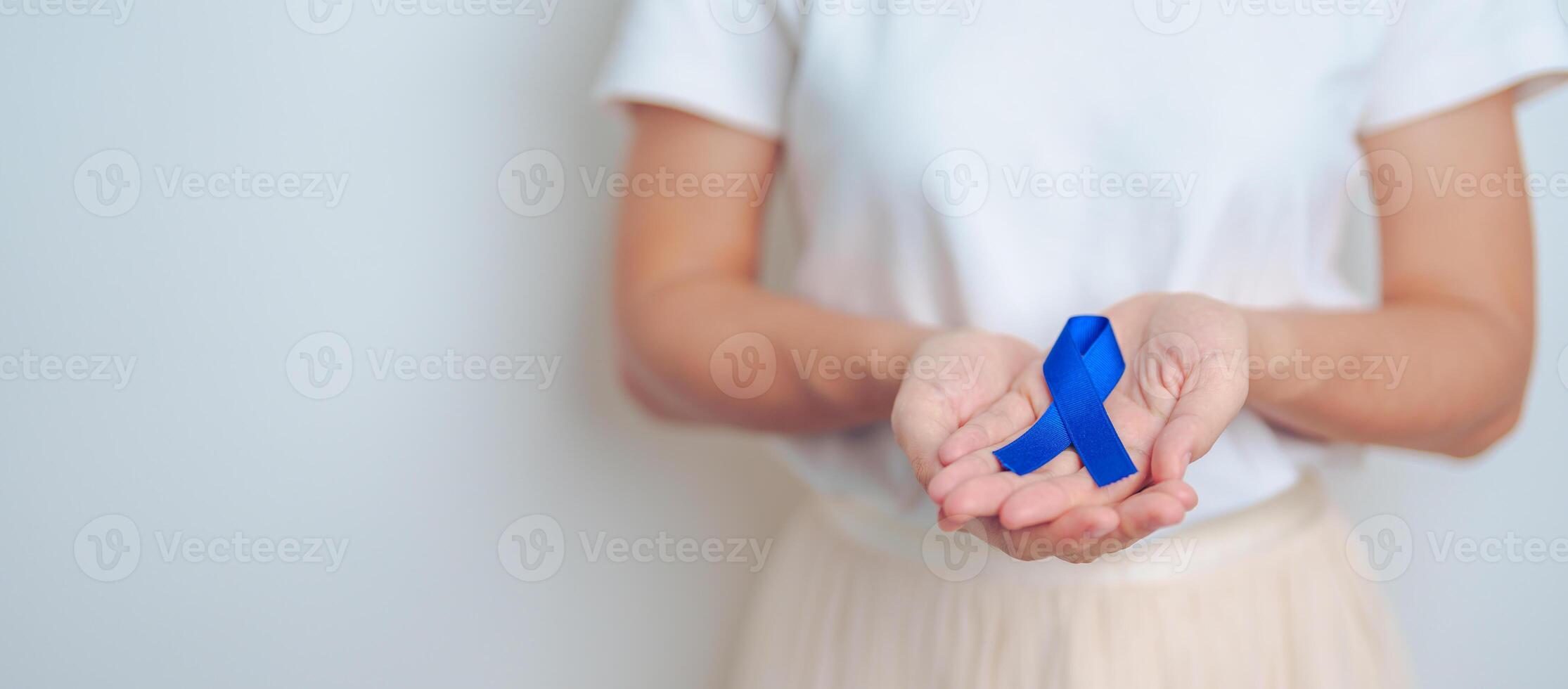 marzo colorettale cancro consapevolezza mese, medico con buio blu nastro per supporto persone vivente e malattia. assistenza sanitaria, speranza e mondo cancro giorno concetto foto