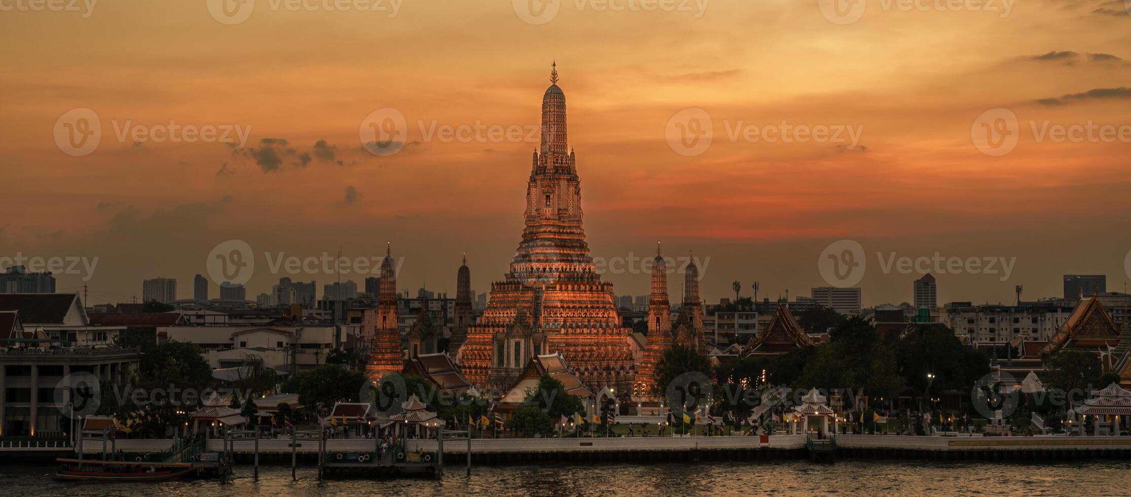 wat arun tempio nel tramonto, tempio di alba vicino chao Phraya fiume. punto di riferimento e popolare per turista attrazione e viaggio destinazione nel bangkok, Tailandia e sud-est Asia concetto foto