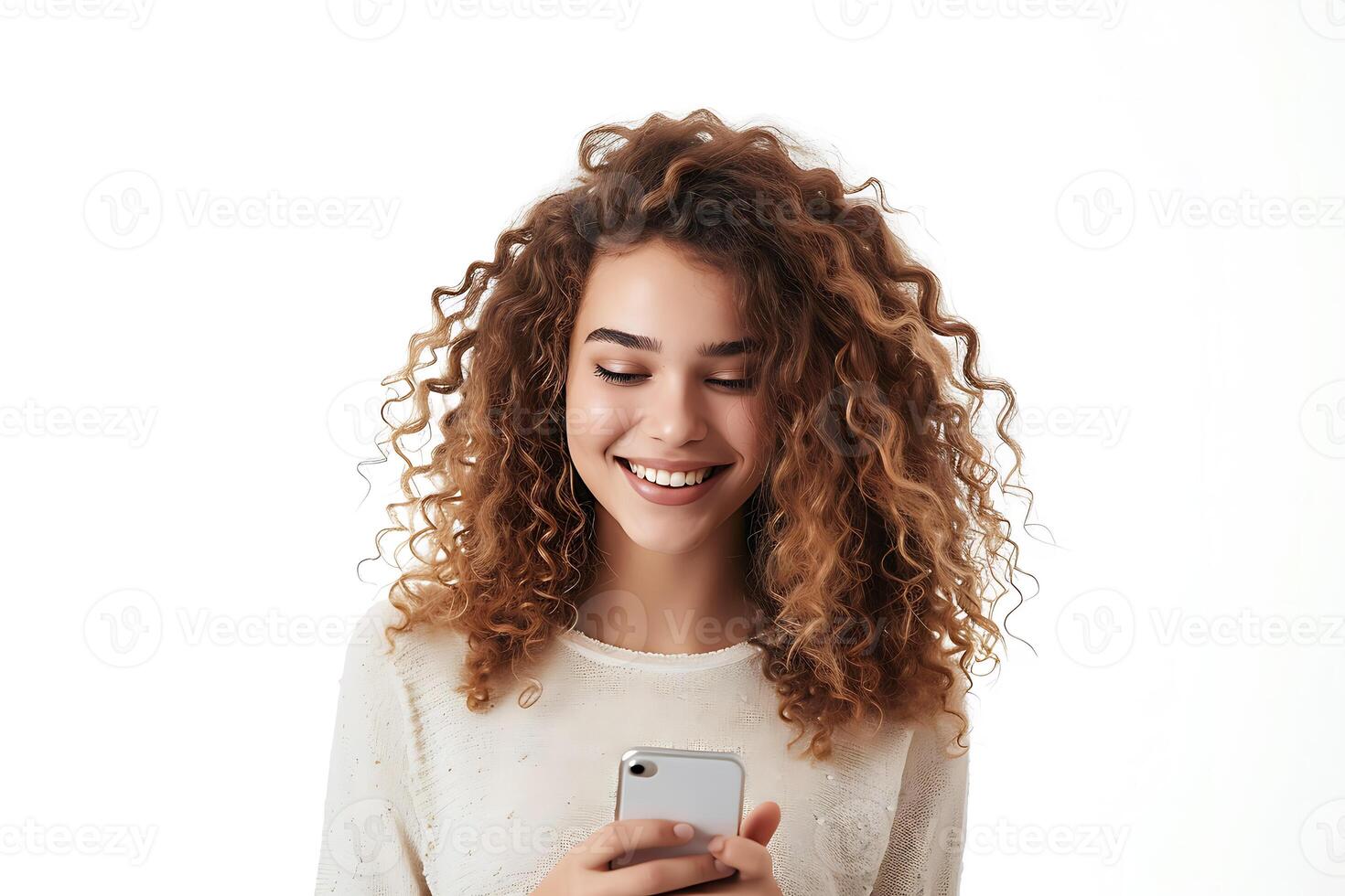 ai generato Telefono carisma, dai capelli ricci modello abbraccia cellulare tecnologia su isolato bianca sfondo foto