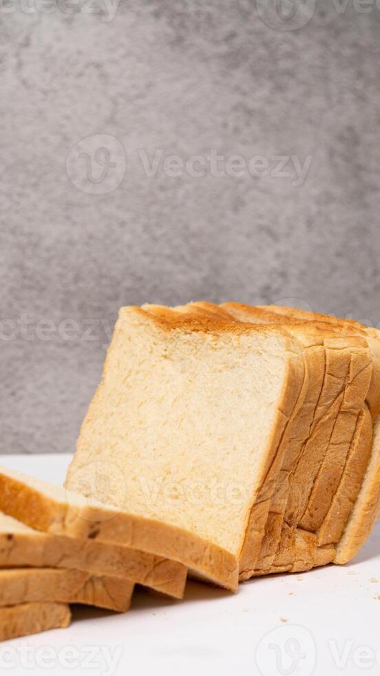 affettato pane isolato su bianca sfondo con ritaglio sentiero. foto