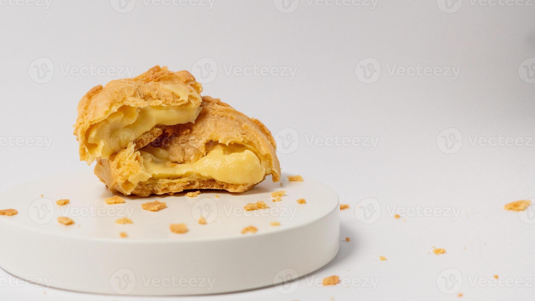 appena al forno crema sbuffi o vaniglia eclairs isolato su bianca sfondo foto