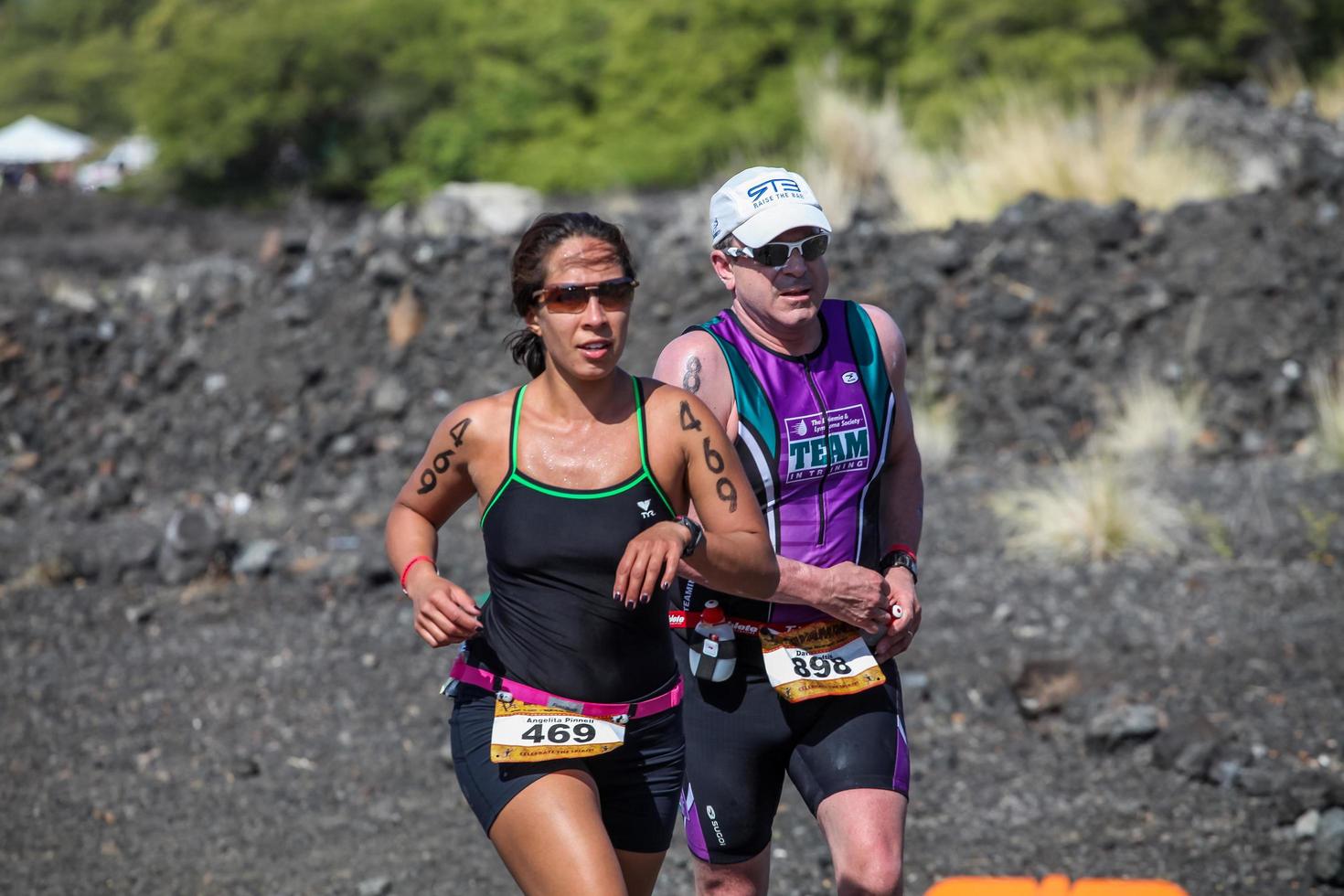 waikoloa, usa, 3 aprile 2011 - corridori non identificati sul triathlon lavaman a waikoloa, hawaii. si svolge in formato olimpico: 1,5 km di nuoto, 40 km in bicicletta e 10 km di corsa. foto