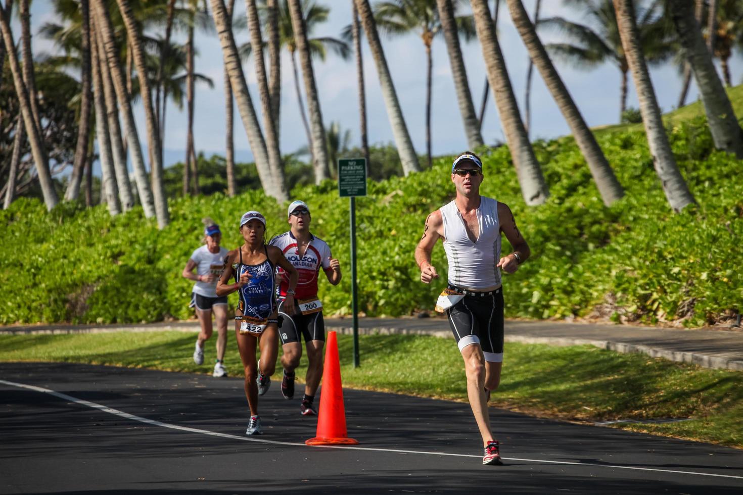 waikoloa, usa, 3 aprile 2011 - corridori non identificati sul triathlon lavaman a waikoloa, hawaii. si svolge in formato olimpico: 1,5 km di nuoto, 40 km in bicicletta e 10 km di corsa. foto