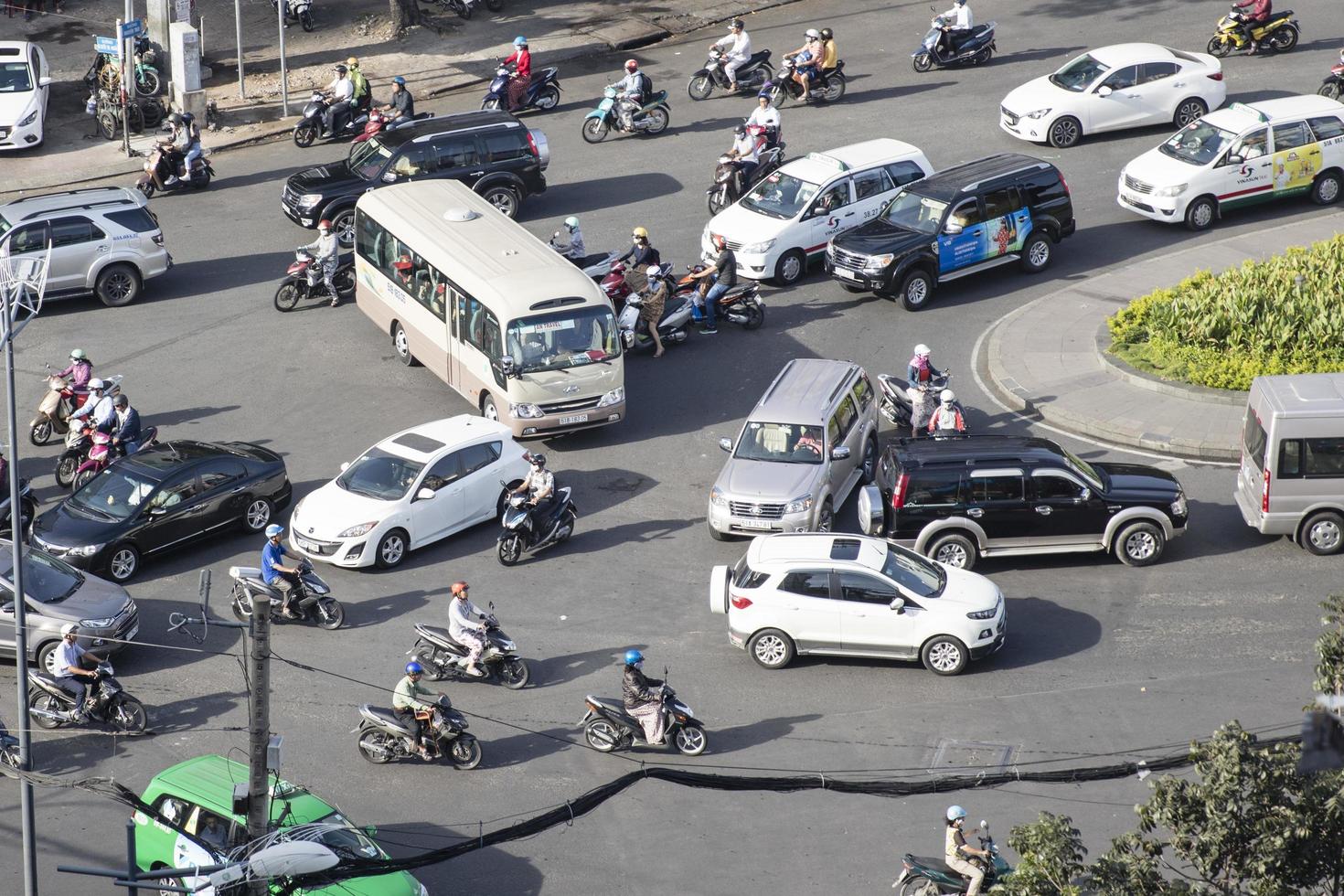 Ho chi minh, vietnam, 22 febbraio 2017 - persone non identificate per la strada di ho chi minh, vietnam. ho chi minh è la città più grande del vietnam. foto