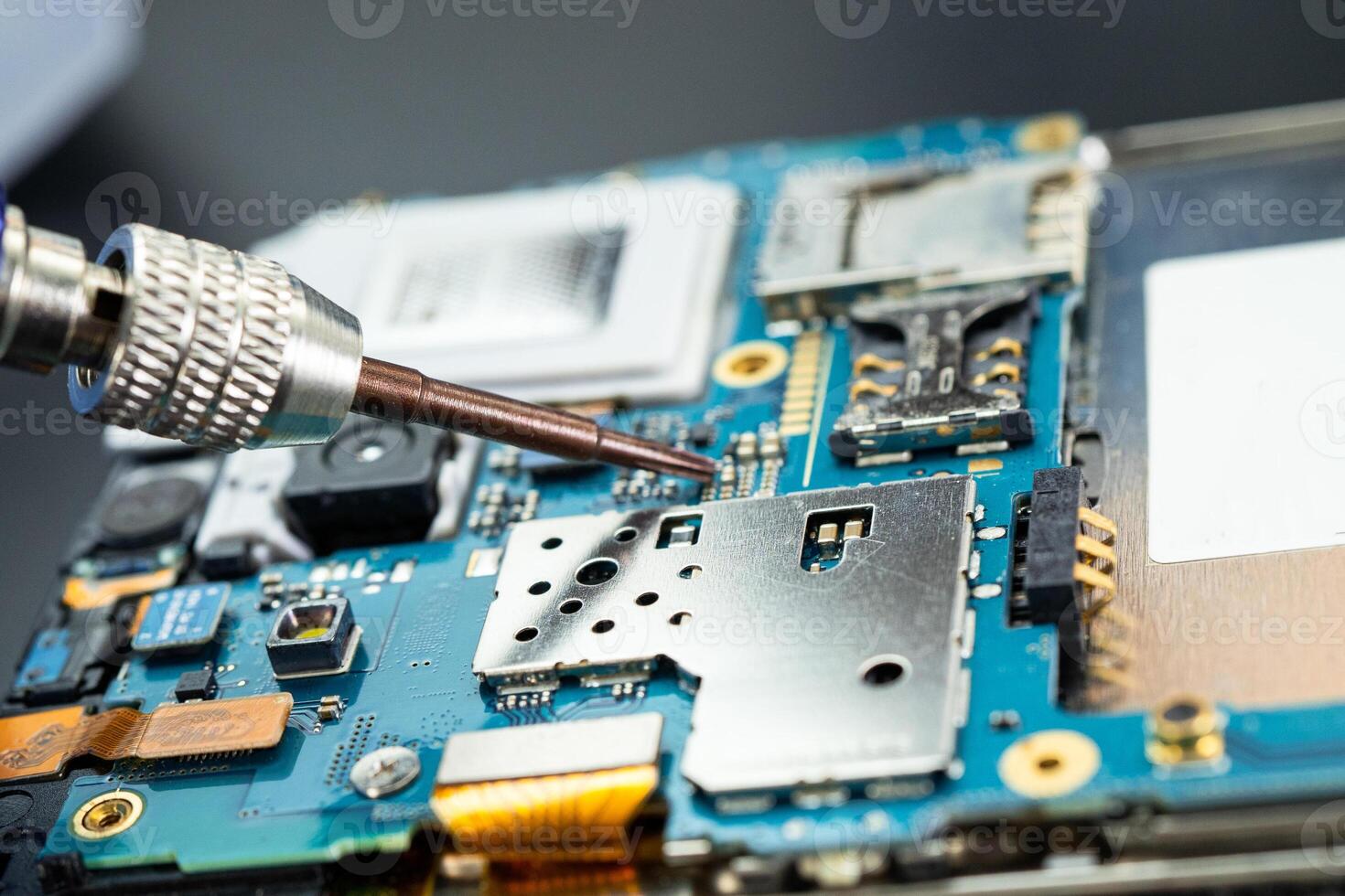 riparazione e aggiornamento della scheda madre del circuito del notebook, dell'elettronica, dell'hardware del computer e del concetto tecnologico. foto