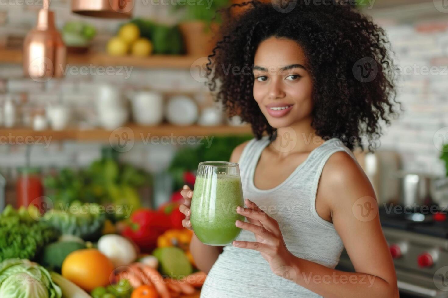 ai generato un africano incinta donna detiene un' bicchiere di verde frullato nel sua mani contro il sfondo di il cucina foto