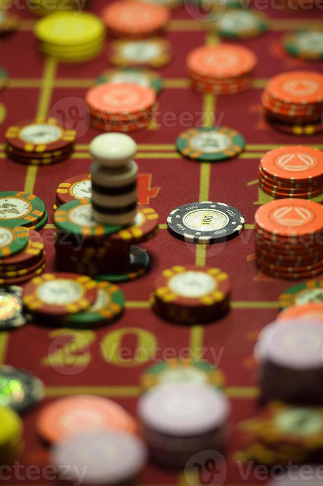 avvicinamento di patatine fritte su il gioco tavolo nel un' roulette casinò foto