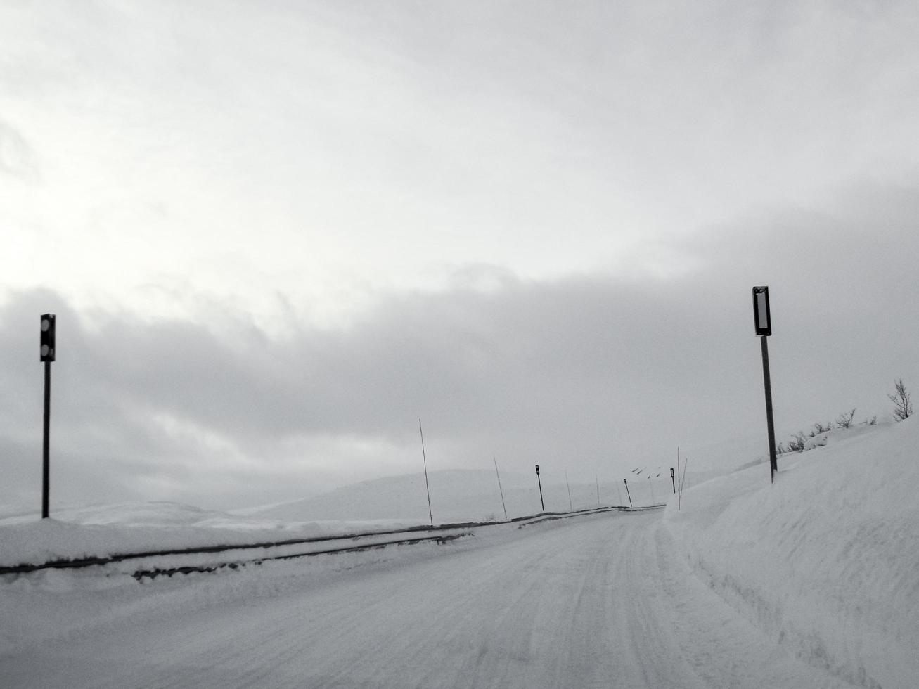 guidando attraverso la strada innevata e il paesaggio in norvegia. foto