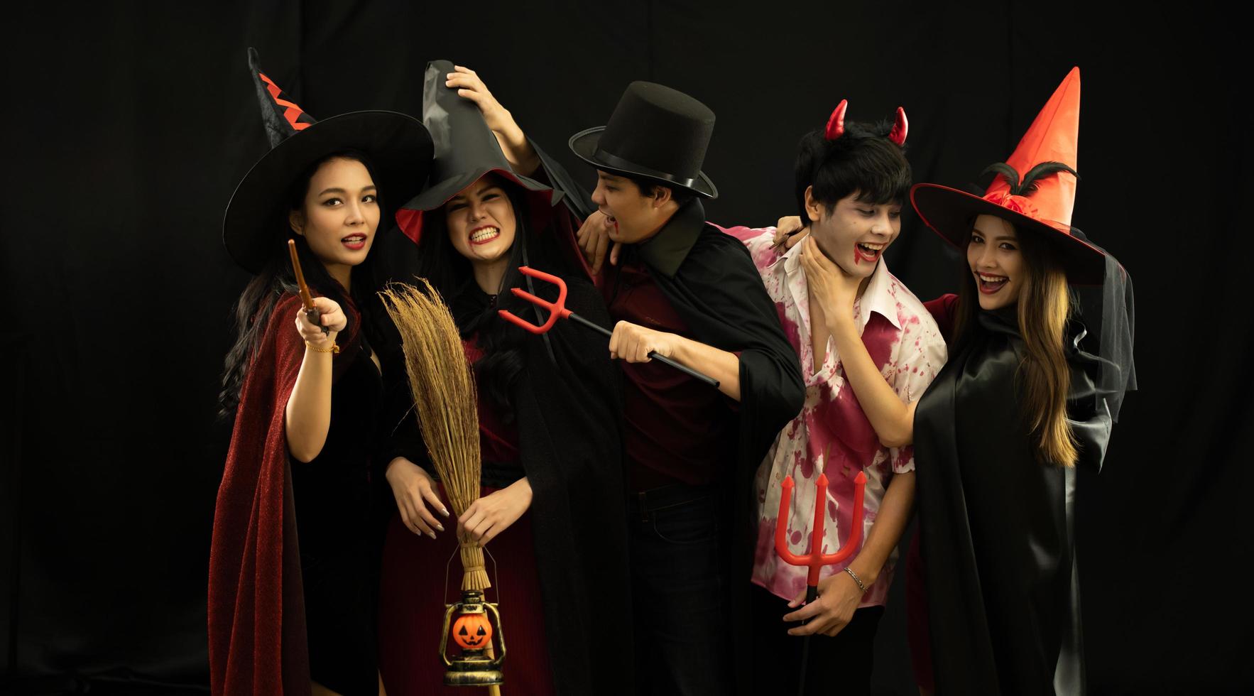 i giovani asiatici partecipano a una festa di halloween foto