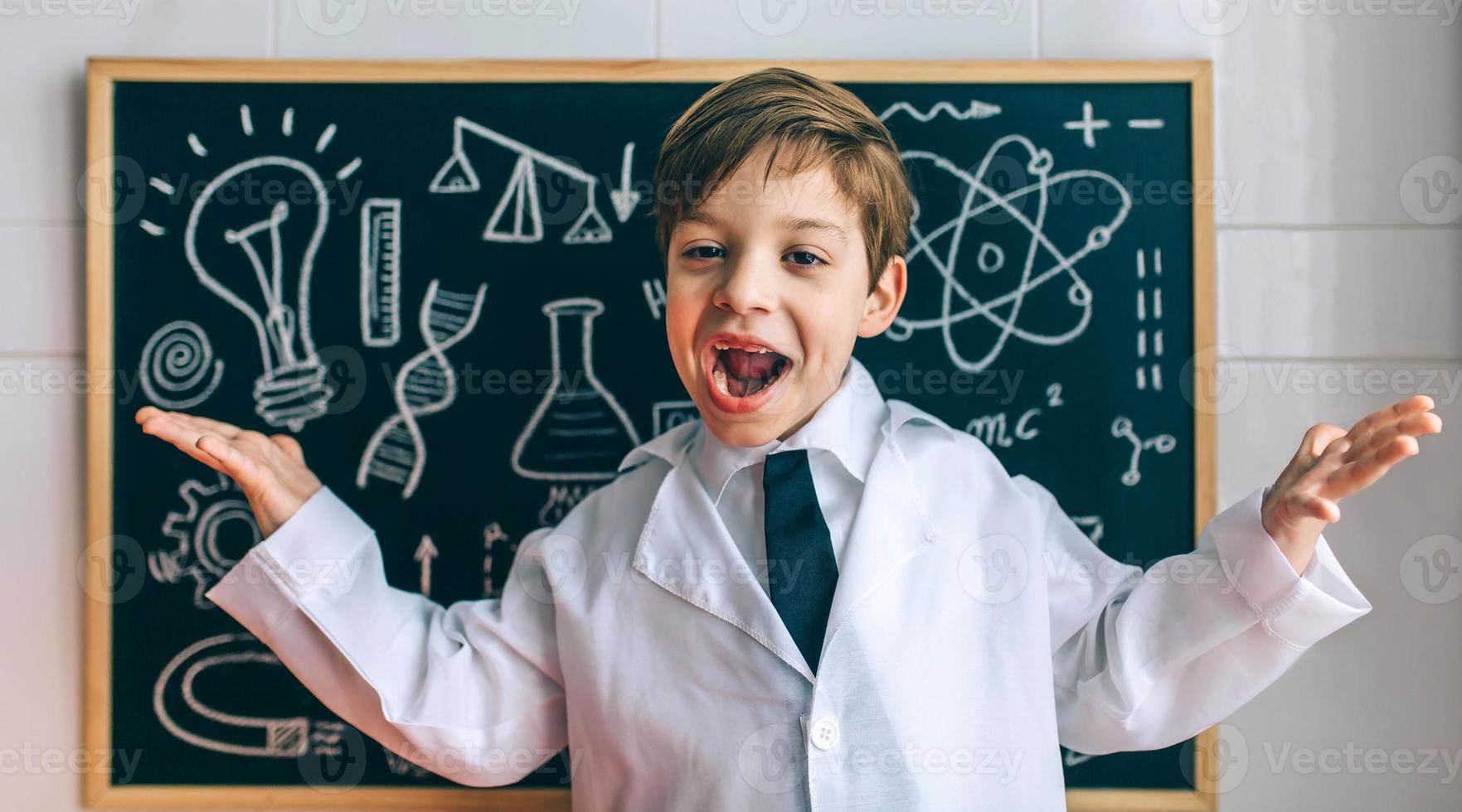 bambino vestito da scienziato e lavagna foto