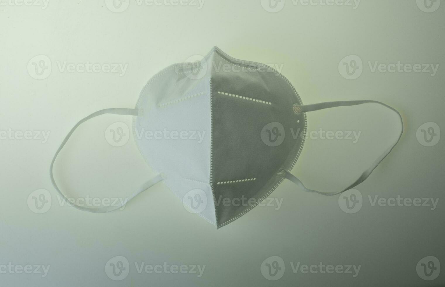 maschera medica bianca n95 maschera facciale protezione contro l'inquinamento virus influenza corona covid-19 corona pm2.5 polvere e smog, assistenza sanitaria e concetto chirurgico. foto