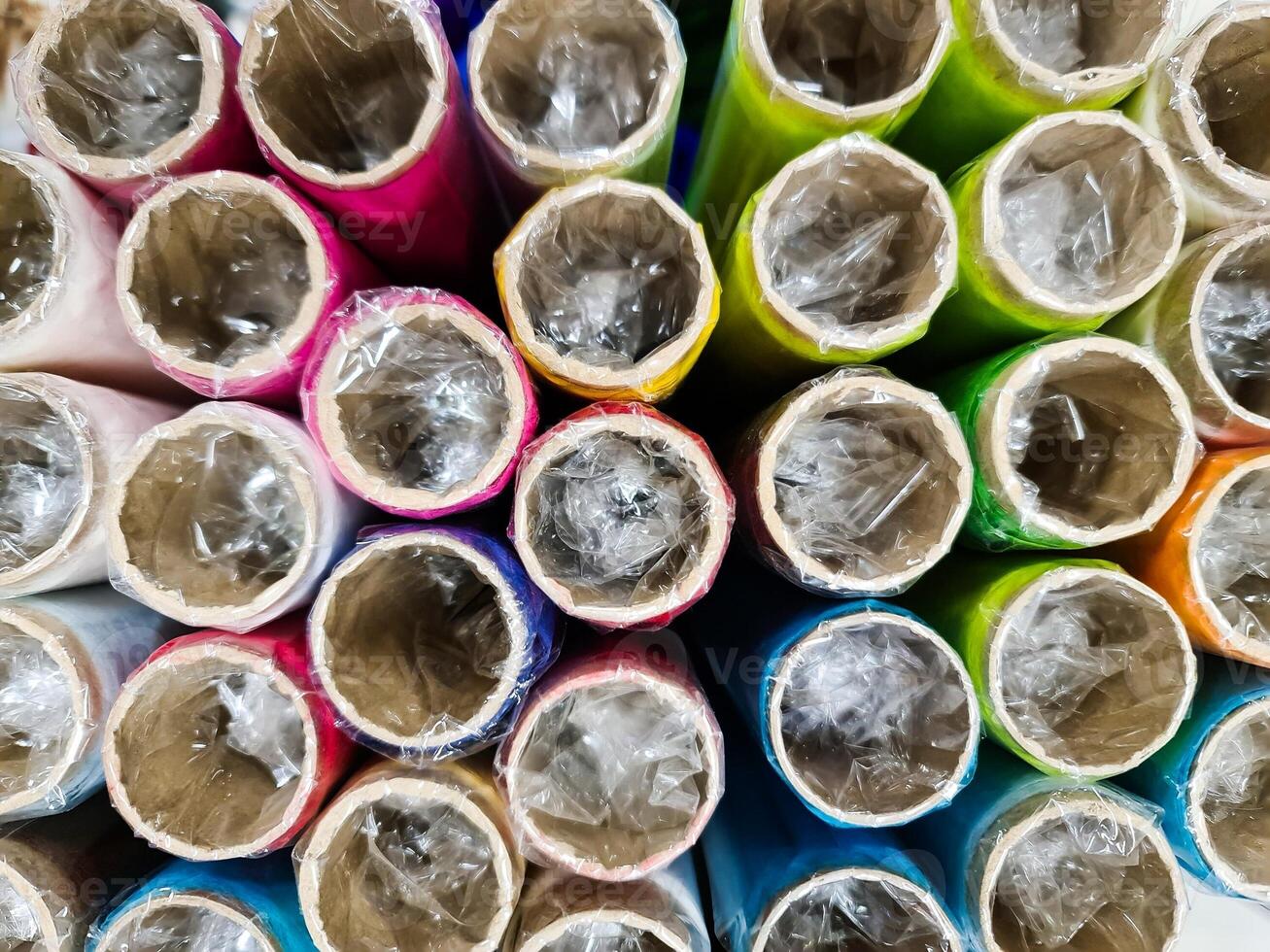 campioni di stoffa e tessuti nel diverso colori trovato a un' tessuti mercato foto