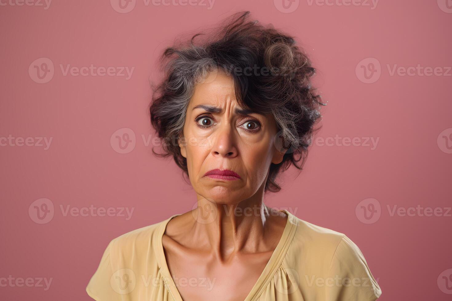 cipiglio anziano latino americano donna, testa e le spalle ritratto su rosa sfondo. neurale Rete generato fotorealistico Immagine foto