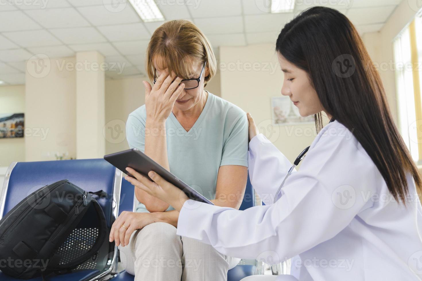 la dottoressa dà consigli alla paziente anziana attraverso un tablet in ospedale. foto