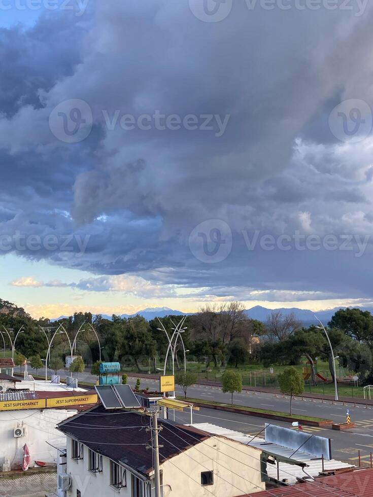 Visualizza a partire dal il tetto di il Casa per il tetti di case per il mare, montagne e parco, di spessore Basso nuvole foto