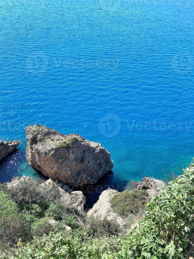 Visualizza di il blu mare a partire dal il scogliere di antalya tacchino foto