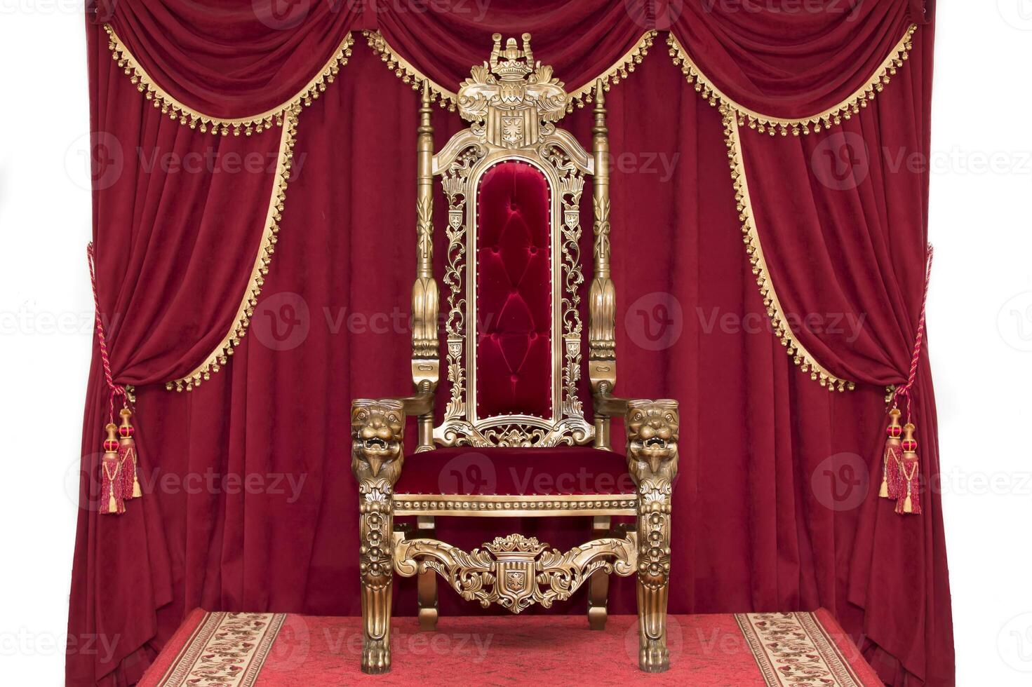 rosso reale sedia su un' sfondo di rosso tende. posto per il re. trono foto